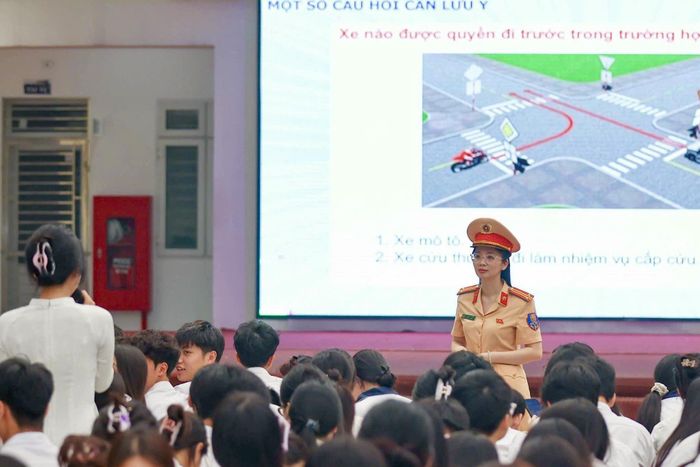 Kế hoạch cao điểm sẽ triển khai xuyên suốt từ nay đến ngày 14/3/2027. CSGT khuyến cáo, phụ huynh cần nâng cao trách nhiệm trong việc quản lý con em; tuyệt đối không giao xe cho học sinh khi chưa đủ điều kiện điều khiển. Khi đưa đón con em, người lớn phải chấp hành nghiêm quy định về dừng, đỗ xe, đội mũ bảo hiểm đầy đủ.