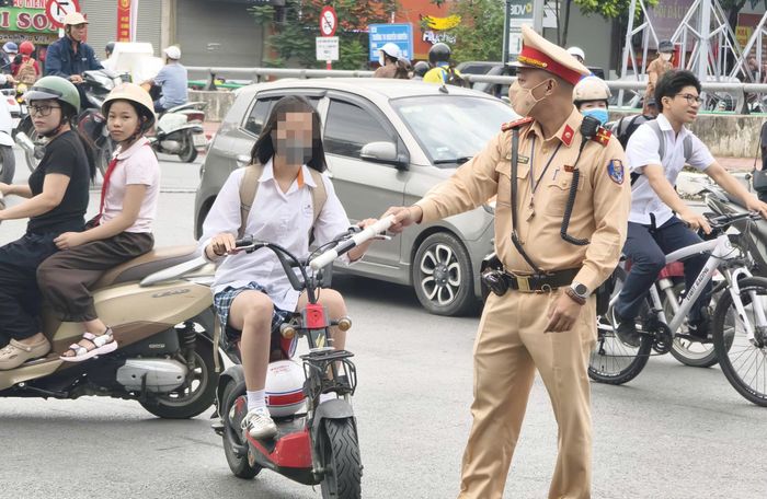 Để chấm dứt tình trạng nêu trên, trước thềm năm học mới, ngoài kiểm soát đối với học sinh tham gia giao thông, CSGT sẽ xác minh, làm rõ trách nhiệm của chủ phương tiện giao xe cho người chưa đủ điều kiện điều khiển để xử lý nghiêm. Đồng thời, lực lượng công an gửi danh sách các trường hợp vi phạm trật tự, an toàn giao thông để Sở Giáo dục và Đào tạo cùng nhà trường phối hợp quản lý, giáo dục.