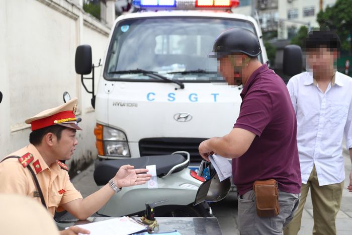 "Các phụ huynh đều cho rằng, họ không để ý đến việc đội mũ bảo hiểm cho con, trong khi chính họ lại đội mũ đầy đủ. Quá trình làm việc, CSGT luôn khuyến cáo và yêu cầu phụ huynh không tái vi phạm", một cán bộ CSGT cho hay.
