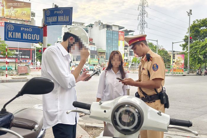 "Nhiều bậc cha mẹ giao xe cho con tự điều khiển đi đến trường mà không quan tâm xem các cháu có đội mũ bảo hiểm hay vượt đèn đỏ, chở quá số người quy định không. Có trường hợp giao xe khi các cháu chưa đủ điều kiện điều khiển", trung tá Bình nói.