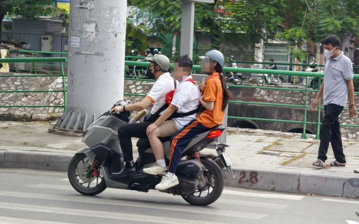 Tại nút giao Kim Ngưu - Thanh Nhàn (phường Bạch Mai), Đội CSGT đường bộ số 4 tập trung kiểm tra, xử lý các hành vi vi phạm là nguyên nhân trực tiếp dẫn đến tai nạn giao thông gồm: Học sinh chưa đủ điều kiện điều khiển xe mô tô, xe gắn máy; không đội mũ bảo hiểm; chở quá số người quy định...