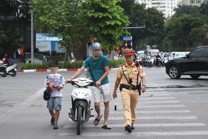 Tại ngã tư Nguyễn Chí Thanh - Huỳnh Thúc Kháng, Đội CSGT số 3 cũng phát hiện, nhắc nhở và xử lý nhiều phụ huynh vi phạm.
