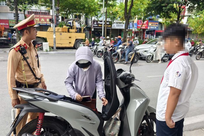 Trung tá Hoàng Văn Bình (Đội phó Đội CSGT số 4) cho biết, thời gian qua lực lượng chức năng thường xuyên tuyên truyền, nhắc nhở và xử lý nghiêm vi phạm giao thông trong lứa tuổi học sinh. Tuy nhiên, còn không ít phụ huynh vẫn vô tư để cho con, em mình vi phạm.