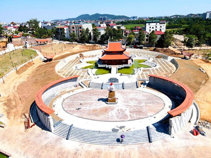 Trong khu số 3 còn có hạng mục sân kết đoàn với điểm nhấn là 2 bức phù điêu được bố trí đăng đối có chiều dài mỗi bức khoảng 36m, cao 3,6m, dày 30cm, được làm bằng chất liệu đá granite tự nhiên (hạng mục này được đầu tư bằng nguồn vốn xã hội do một doanh nghiệp tài trợ).
