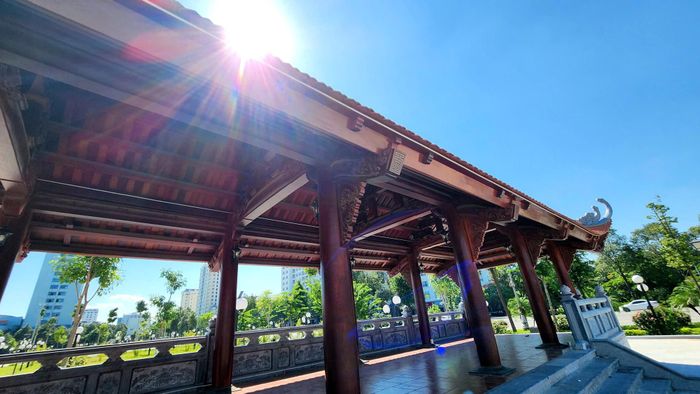 Trong đó, khu số 1 gồm quảng trường, nhà phụ trợ (nhà sắp lễ), sân chơi, đồi cỏ và một số hạng mục phụ trợ khác.