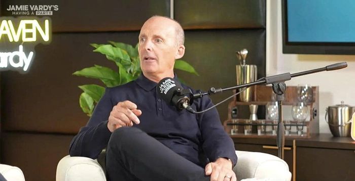 Trọng tài Mike Dean trên podcast Having a Party của cựu tiền đạo Jamie Vardy.