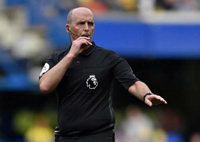 Cựu trọng tài Mike Dean từng có nhiều năm làm việc tại Ngoại hạng Anh.