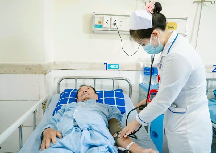 Các ngư dân được thăm khám và điều trị theo phác đồ.