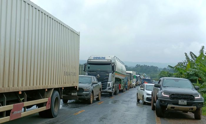 Vụ tai nạn xảy ra vào khung giờ có lưu lượng phương tiện qua khu vực khá đông nên giao thông bị ùn ứ. (Ảnh: V.L).