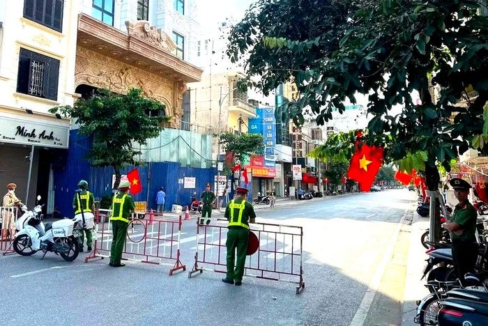Lực lượng chức năng tổ chức cấm đường tạm thời, xử lý bom tại phố Cầu Đất, TP Hải Phòng