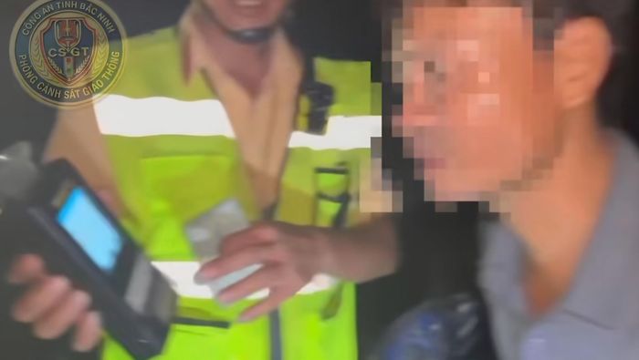 Tổ công tác Phòng Cảnh sát giao thông Công an tỉnh Bắc Ninh liên tiếp phát hiện hai người vi phạm nồng độ cồn vượt hơn ba lần mức phạt kịch khung.
