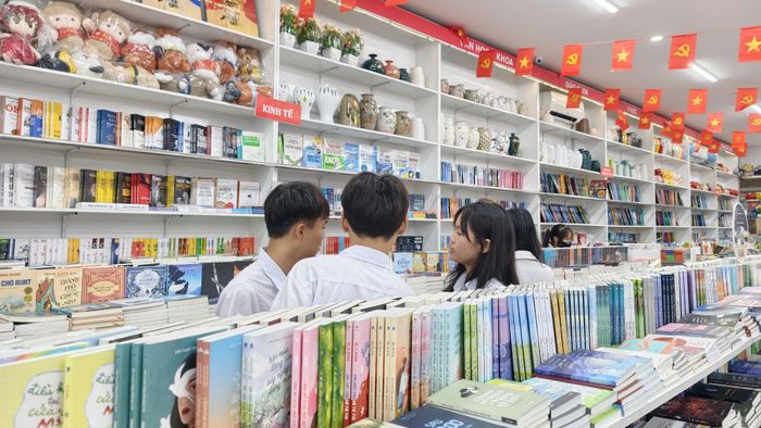 Phụ huynh mong muốn nguồn sách sớm được bổ sung đầy đủ, để con em có đủ sách đến trường.