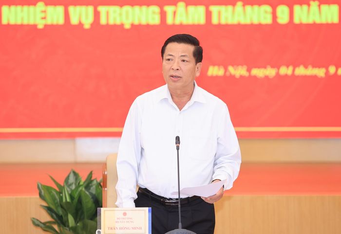 Đồng chí Trần Hồng Minh, Bí thư Đảng ủy, Bộ trưởng Bộ Xây dựng phát biểu chỉ đạo sau khi trao quyết định. (Ảnh: Tạ Hải).