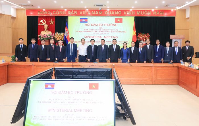 Hai Bộ trưởng Trần Hồng Minh và Peng Ponea tặng quà, chụp ảnh lưu niệm tại hội đàm.