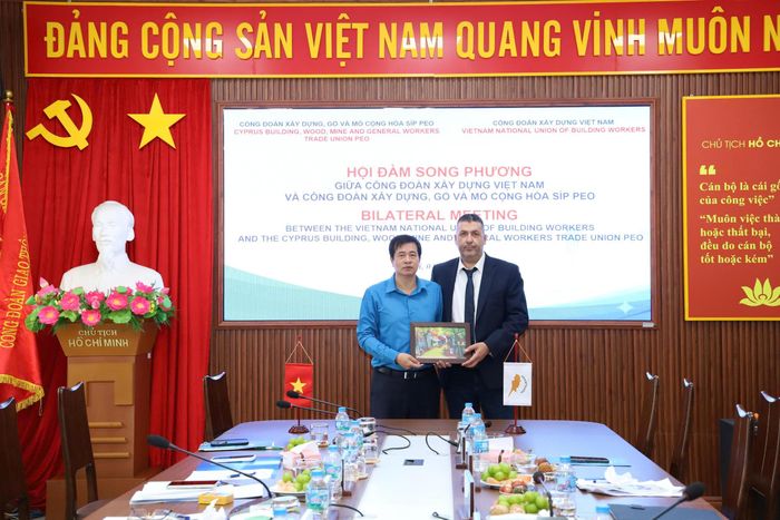 Chủ tịch Công đoàn Xây dựng Việt Nam Phạm Hoài Phương tặng quà Đoàn Công đoàn Xây dựng, Gỗ và Mỏ Cộng hòa Síp PEO.