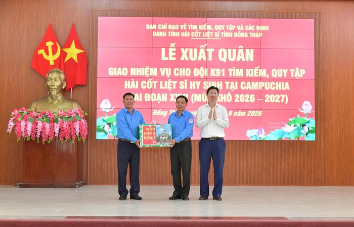 Ông Huỳnh Minh Tuấn, Phó chủ tịch UBND tỉnh Đồng Tháp trao quà động viên Đội K91.