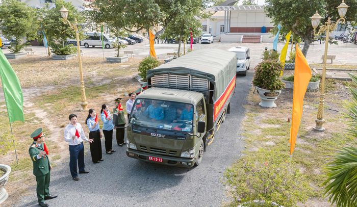 Các đại biểu tiễn đưa đoàn công tác qua Campuchia làm nhiệm vụ.
