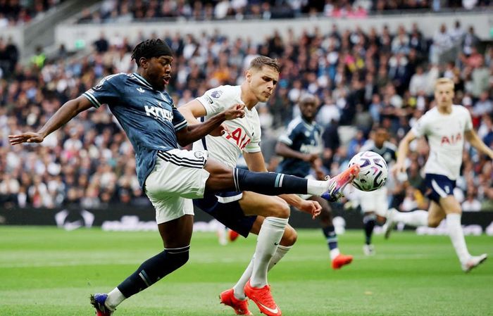 Tottenham (áo trắng) vẫn chưa có điểm tại Ngoại hạng Anh 2026-2027. 