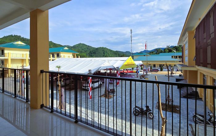 Các đơn vị đang chuẩn bị cho lễ khánh thành, khai giảng năm học mới 2026 - 2027 tại Trường phổ thông nội trú Tiểu học và THCS Đakrông.