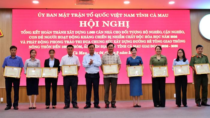 Lãnh đạo tỉnh Cà Mau trao Bằng khen của Chủ tịch UBND tỉnh cho các tập thể, cá nhân có thành tích xuất sắc trong công tác hỗ trợ xây dựng nhà ở năm 2026. 