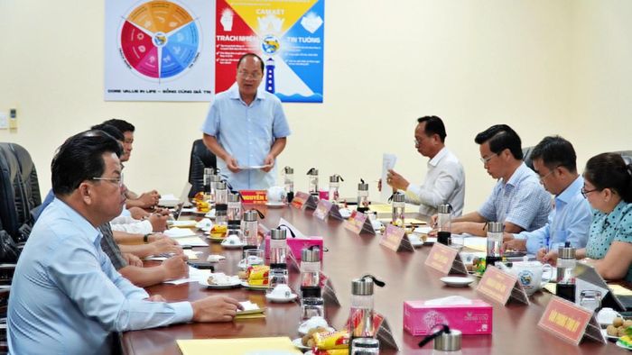 Ông Nguyễn Hồ Hải, Bí thư Tỉnh ủy Cà Mau làm việc với các sở, ngành và các đơn vị có liên quan tháo gỡ tồn tại, vướng mắc tại Khu Nông nghiệp ứng dụng công nghệ cao phát triển tôm Bạc Liêu vào chiều 13/5.