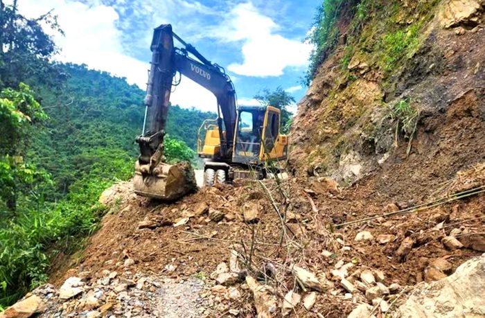 Chính quyền xã Nga My triển khai san gạt đất đá nhằm thông tuyến tuyến đường độc đạo Xốp Kho - Na Ngân. (Ảnh Xuân Tiến/ TTXVN).
