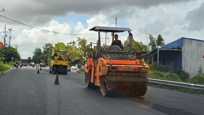 Các xe lu cũng hoạt động liên tục tại công trường.