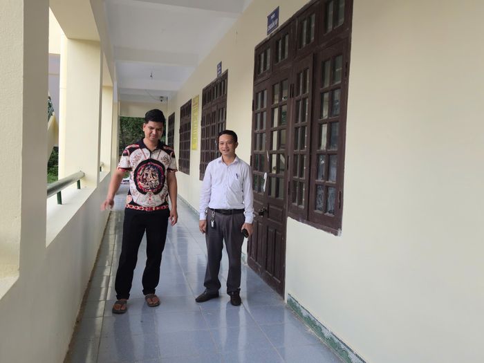 Lãnh đạo Ban quản lý dự án xã Đại Phúc kiểm tra chất lượng các công trình trước khi bàn giao cho nhà trường sử dụng trong năm học mới trên địa bàn.