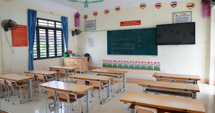 Ông Dương Văn Lượng, Phó chủ tịch UBND tỉnh và lãnh đạo Sở Giáo dục và Đào tạo Thái Nguyên kiểm tra cơ sở vật chất trường lớp trước ngày khai giảng năm học mới. 