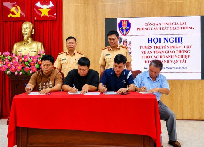 Các doanh nghiệp vận tải trên địa bàn ký cam kết chấp hành quy định trật tự ATGT.