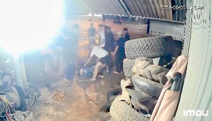 Anh Vương bị nhóm người đánh gục tại chỗ. (Ảnh cắt từ clip)