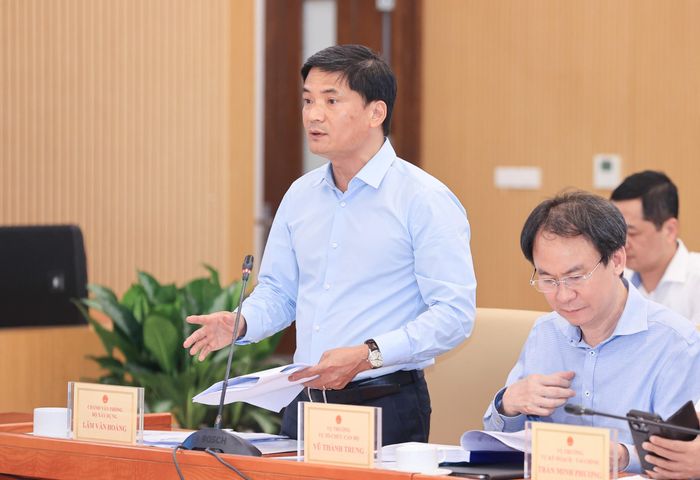 Ông Lâm Văn Hoàng, Chánh văn phòng Bộ Xây dựng báo cáo tại hội nghị (Ảnh: Tạ Hải).