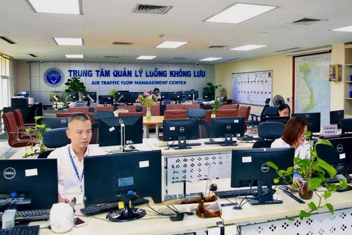 Kíp trực Trung tâm Điều phối luồng không lưu chủ động theo dõi tình hình khai thác, phối hợp với các đơn vị liên quan và triển khai các biện pháp điều tiết phù hợp trong cao điểm Quốc khánh 2/9 (ảnh: VATM).