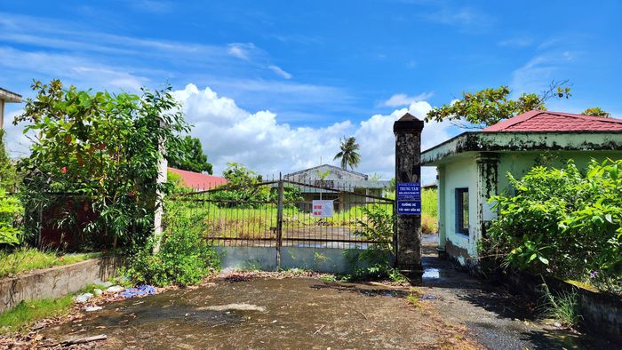 Trụ sở Trung tâm Huấn luyện và Thi đấu thể dục thể thao tỉnh Bạc Liêu cũ (đường 23/8, phường Bạc Liêu, tỉnh Cà Mau).
