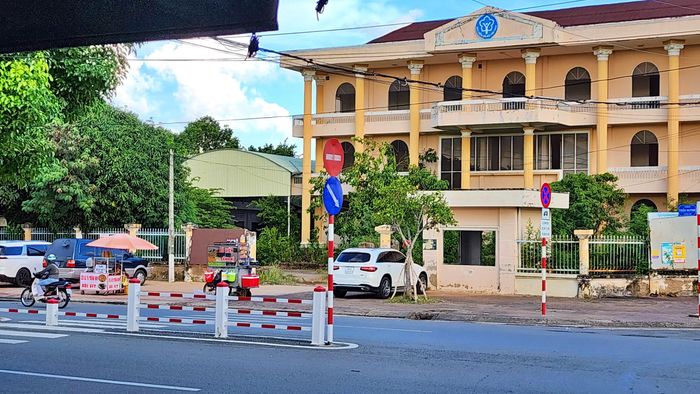 Trụ sở Bảo hiểm xã hội cũ (số 72, đường Trần Huỳnh).