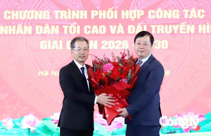Chánh án Nguyễn Văn Quảng tặng hoa chúc mừng Tổng giám đốc Đài Truyền hình Việt Nam Nguyễn Thanh Lâm.