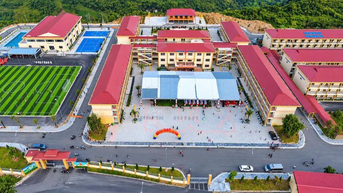 Ngày 10/8/2026, sau khoảng 350 ngày thi công, Trường Phổ thông nội trú Tiểu học và THCS Pa Tần hoàn thành, sớm hơn 20 ngày so với mục tiêu ban đầu. Điểm đáng chú ý của trường không chỉ nằm ở quy mô đầu tư mà còn ở cách tổ chức một môi trường giáo dục nội trú tương đối hoàn chỉnh ngay tại vùng biên.