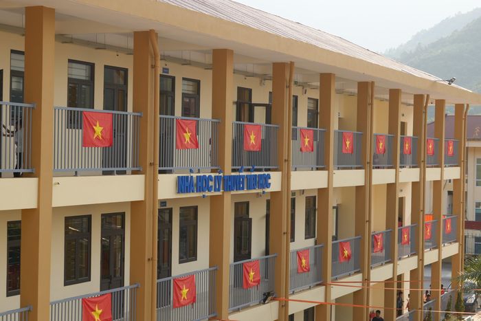 Thầy Nguyễn Văn Minh, Hiệu trưởng Trường Phổ thông nội trú Tiểu học và THCS Pa Tần cho biết: "Bước vào năm học mới, thầy và trò nhà trường rất vui mừng, phấn khởi khi được học tập, giảng dạy trong ngôi trường mới khang trang, hiện đại. Qua thời gian vận hành thử, thầy cô và học sinh đều rất thích thú. Phụ huynh cũng vui mừng, yên tâm khi con em được học tập trong môi trường mới, an toàn và đầy đủ hơn".