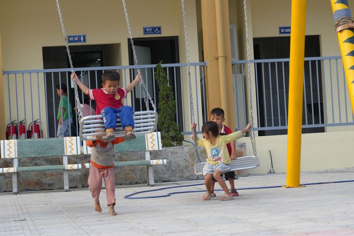 Bà Thào Thị Pàng, ở xã Pa Tần, phụ huynh cháu Hà Thị Màu học sinh lớp 2A1 chia sẻ: "Tôi vui và xúc động khi thấy con được học tập trong một ngôi trường mới khang trang, đầy đủ hơn. Trước đây, việc học của con còn nhiều khó khăn, nhưng hôm nay, con đã có một lớp học sạch đẹp, có chỗ ăn, chỗ ở và một môi trường thuận lợi để học tập, vui chơi". 