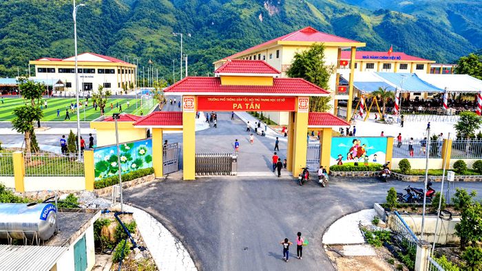 Dự án được khởi công ngày 26/8/2025, do Công an tỉnh Lai Châu làm chủ đầu tư. Công trình xây dựng trên diện tích 7,47ha, tổng mức đầu tư hơn 263 tỷ đồng, quy mô 30 lớp học, đáp ứng nhu cầu học tập, ăn ở và sinh hoạt cho hơn 1.000 học sinh. Để đưa ngôi trường về đích, các lực lượng thi công đã phải chạy đua với thời gian. Có những thời điểm công trường tổ chức thi công 3 ca, 4 kíp; ngày nghỉ, ngày lễ cũng trở thành ngày làm việc.