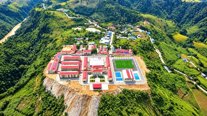 Trường Phổ thông nội trú Tiểu học và THCS Pa Tần nằm cách quốc lộ 12 tầm 3km, nổi bật giữa không gian núi rừng biên giới. Ngôi trường mới tạo nên một diện mạo hoàn toàn khác cho vùng đất vốn còn nhiều khó khăn. 