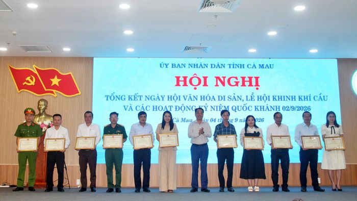 Ông Lữ Quang Ngời, Chủ tịch UBND tỉnh Cà Mau tặng Bằng khen cho các tập thể, cá nhân có thành tích xuất sắc.