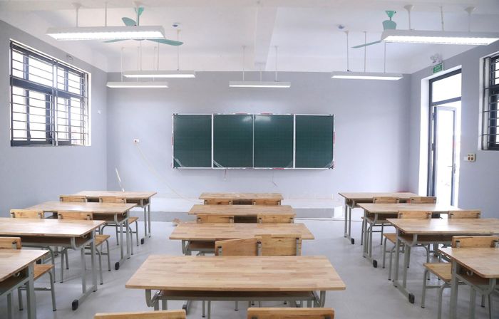Hiện các phòng học đang được lắp đặt bàn ghế, hoàn thiện các hạng mục phụ như cửa ra vào, lan can, phòng vệ nhà vệ sinh… Trong khi đó, các khu nội trú dành cho học sinh, giáo viên, nhà đa năng, nhà ăn… đã xây xong phần thô.