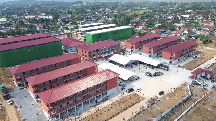 Trường có khuôn viên rất rộng, vị trí đắc địa, ngay cạnh quốc lộ 7 và gần trung tâm xã Anh Sơn.