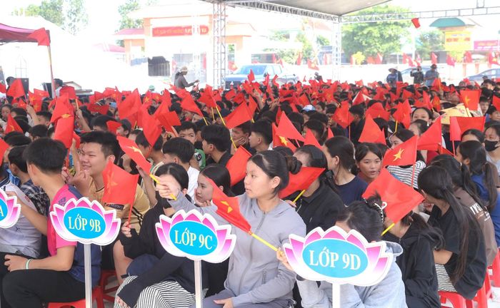 Trong khi đó, gần 1.500 học sinh cùng các giáo viên cũng đã tập trung về sân trường tổng duyệt để chuẩn bị cho lễ khai giảng vào ngày mai (5/9).