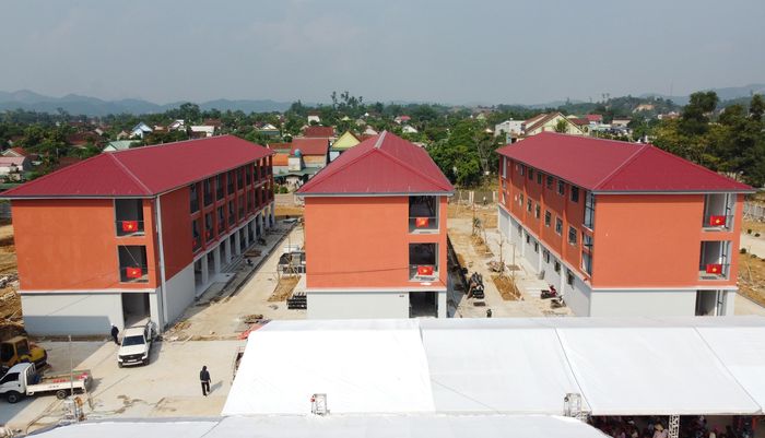Đến nay, 3 dãy nhà ba tầng của khối tiểu học và 3 dãy nhà ba tầng của khối THCS cùng dãy nhà hiệu bộ đã cơ bản hoàn thành.