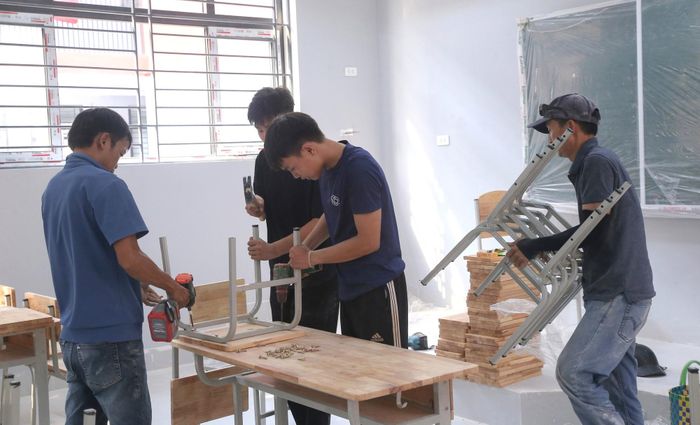 Anh Nguyễn Văn Lợi (44 tuổi, ở xã Anh Sơn; bìa phải ngoài cùng) cho biết: Là thợ cơ khí ở địa phương, nên anh cùng nhóm bạn đến hỗ trợ nhà trường lắp ghép bàn ghế. Thấy con em có trường mới khang trang, anh rất vui mừng và cố gắng làm thật nhanh nhưng cũng thật chắc chắn để các cháu học tập.