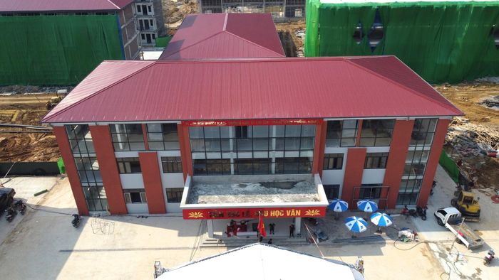Thầy Lương Văn Võ, Hiệu trưởng Trường Phổ thông nội trú tiểu học và THCS Anh Sơn cho biết, trường được hình thành trên cơ sở sáp nhập Trường TH Phúc Sơn và Trường THCS Phúc Sơn. Hiện toàn trường có 91 cán bộ, giáo viên, nhân viên; năm học 2026-2027, khối tiểu học có 811 em còn khối THCS có 675 em học sinh.