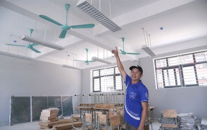 Đi dạo quanh các phòng học, ông Nguyễn Văn Hiếu (55 tuổi, ở xóm 3 Phúc Sơn, xã Anh Sơn) không giấu hết niềm vui: Anh Sơn là xã miền núi, cuộc sống người dân chủ yếu dựa vào nông nghiệp nên còn rất khó khăn. "Chỉ dựa vào tiềm lực của địa phương thì không biết bao giờ con cháu mới có một ngôi trường như thế này để mà học. Cảm ơn Đảng và Nhà nước đã quan tâm, đầu tư cho con em Anh Sơn", ông Hiếu nói.