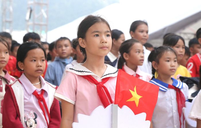 Em Trần Võ Hà My (học sinh lớp 4C) cho biết: "Năm học trước con học ở Trường Tiểu học Phúc Sơn. Hôm nay lên tổng duyệt cho lễ khai giảng, thấy trường mới xây dựng, rất to và rộng nên con cảm thấy rất vui và hạnh phúc".